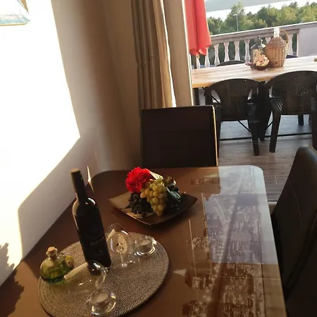 Lea * Brodarica (Sibenik-Knin)