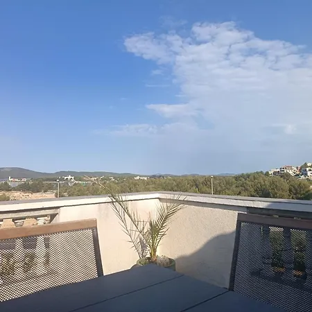 Lea * Brodarica (Sibenik-Knin)