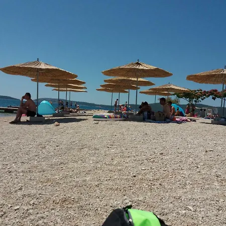 Lea * Brodarica (Sibenik-Knin)