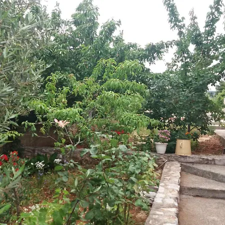 Lea * Brodarica (Sibenik-Knin)